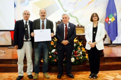 El 31 de octubre en el Consejo de Facultad se realizó un reconocimiento a los mejores profesores por Departamento. En la imagen la Dra. Sonia Anticevic.
