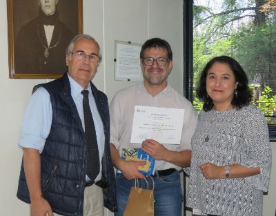 El Profesor Ricardo Olivares fue reconocido como Mejor Docente del Departamento de Patología Animal.