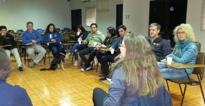 Los familiares se dividieron en grupos y pudieron dialogar con los profesores. En la imagen la Profesora Dra. Galia Ramìrez junto a un grupo de padres.