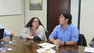 La Dra. Daniela Iraguen, quien preside la Comisión de Autoevaluación de Favet y el Dr. Cristóbal Briceño a cargo de la Unidad de Relaciones Internacionales de la Facultad.