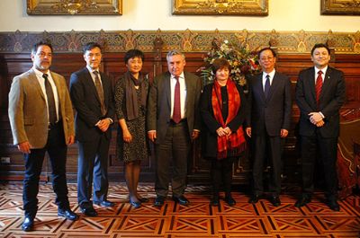 Autoridades de la Universidad de Chile junto al Sr. He Yong, Consejero Cultural y la  Sra. Yang  Changqing, Encargada de Educación de Embajada China 