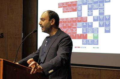 Prof. Kamal Cumsille exponiendo sobre la nueva carrera a las y los monitores que acompañarán la postulación 2018.