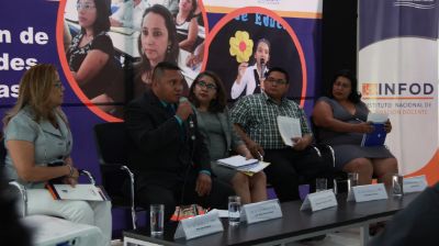 Profesores salvadoreños compartiendo su experiencia en Chile