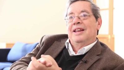 Prof. Carlos Ruiz Schneider, decano de la Facultad de Filosofía y Humanidades