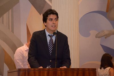 Diego Alegría en el discurso en representación de las y los licenciados en Literatura y Lengua Inglesas