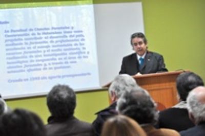 El Profesor Javier González, Decano saliente, agradeció a todo su equipo directivo y administrativo.