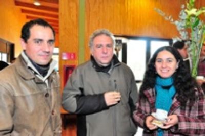 Los profesores Alvaro Promis, Gustavo Cruz y Rosa Scherson, del Departamento de Silvicultura y Conservación de la Naturaleza.
