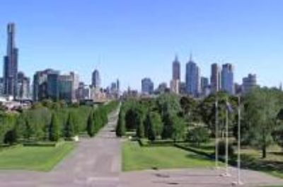La ciudad de Melbourne, ha impulsado políticas de infraestructura verde reconocidas a nivel mundial. Cynnamon Dobbs docente del curso, trabajó en la Municipalidad de dicha urbe. 