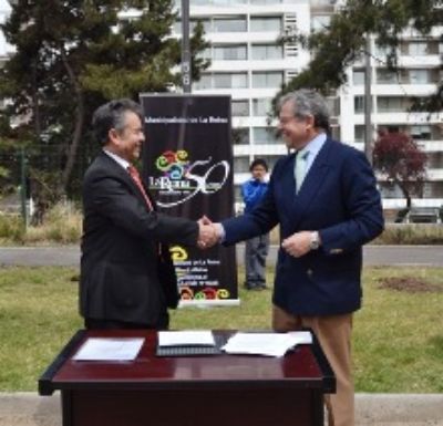 Junto al Alcalde de La Reina, Sr. Raúl Donckaster, en la firma del convenio de trabajo conjunto entre la Facultad y el Municipio. 