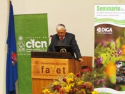 El Seminario fue organizado por la Municipalidad de La Pintana y la Facultad de Ciencias Forestales y Conservación de la Naturaleza de la Universidad de Chile. En la imagen, Profesor Manuel Rodriguez 