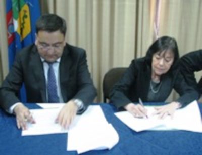 La Decana Carmen Luz de la Maza y el Alcalde de Frutillar, Ramón Espinoza, en la firma del acuerdo.