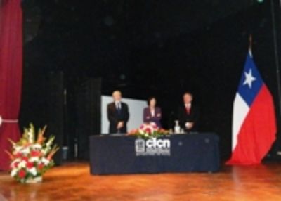 Presidieron la Ceremonia la Decana Carmen Luz de la Maza, el Profesor Tomás Karsulovic en representación del Vicedecano y el Profesor Alejandro Bozo, Director de Escuela. 
