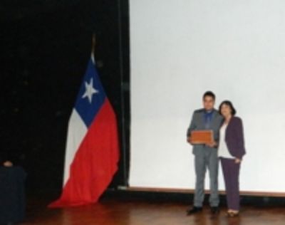 La Distinción Profesor Ramón Rosende al mejor egresado de la Carrera de Ingeniería de la Madera lo obtuvo Simón Esteban Cartagena Acevedo.