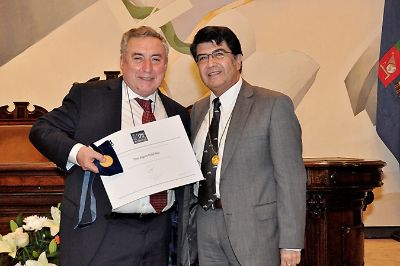El Rector Ennio Vivaldi, en esta ocasión también fue homenajeado por cumplir 40 años de Servicio para la Univesidad de Chile. En la imagen junto al Prorrector  Sergio Jara.