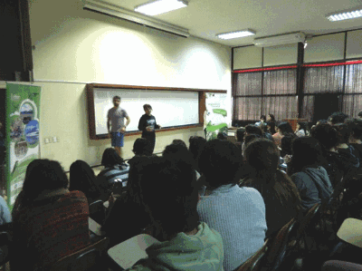 La actividad estuvo a cargo de tres estudiantes, el académico, Alejandro García y la directora de extensión, Karen Peña.