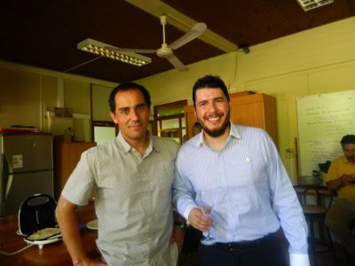 Alejandro Huertas junto al profesor guía de su tésis, Álvaro Promis Baeza.