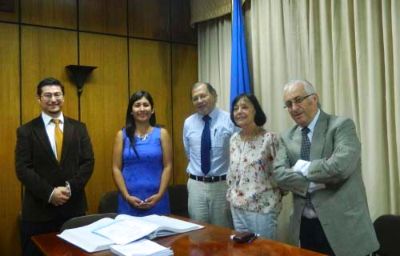 En la fotografía la nueva ingeniera, Elvira Pillco, junto a la decana Carmen Luz de la Maza, los académicos Patricio Corvalán, Eduardo Martínez y Luis González.  