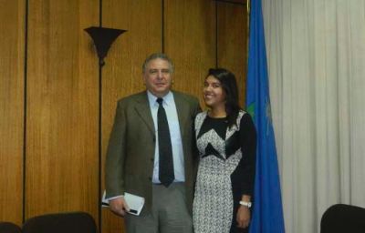 Francisca Riquelme junto a su profesor guía Gustavo Cruz M.