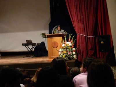 La decana, Carmen Luz de la Maza, fue la encargada de entregar las palabras de bienvenida a la ceremonia.