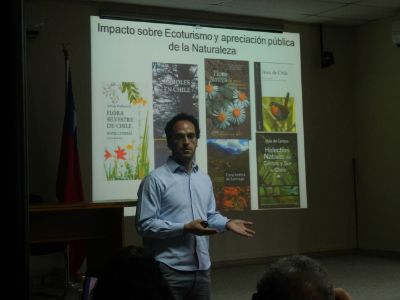 El académico Nicolás García exponiendo en el taller.