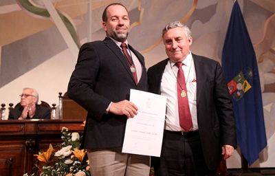 Cristián Estades recibiendo la medalla y diploma de manos del rector Ennio Vivaldi.