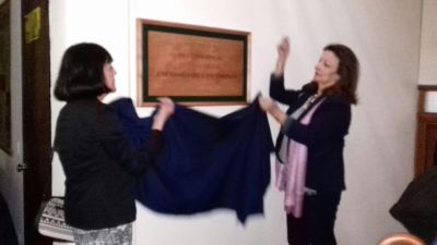 La Decana Carmen Luz de la Maza junto a la esposa del Profesor José Tomás Karsulovic, descubriendo la placa conmemorativa.