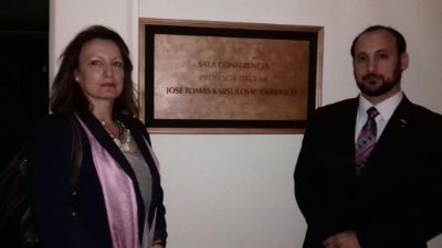 La esposa e hijo del profesor Karsulovic, honraron con su presencia la ceremonia en memoria al Profesor Karsulovic.