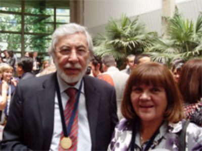 En el año 2011 el profesor recibió la medalla por los 40 años de servicio en la Universidad de Chile.
