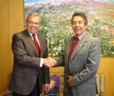 En el año 2013 el ex alcalde de La Reina, Sr. Raúl Donckaster y el ex Decano de la Facultad , Profesor Javier González firmaron este convenio de colaboración.