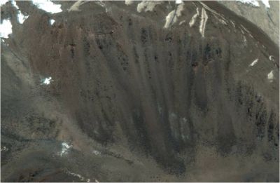 Flujos de roca seca en una pendiente inestable de los Andes chilenos. Los flujos siguen caminos similares a los de RSL en Marte. Fuente: Google Earth.