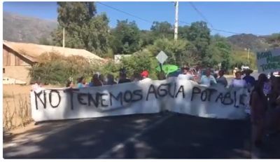 el día sábado 6 de enero cerca de 100 familias de la cuenca de Aculeo protestaron por la escasez de agua potable.