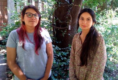 Esiré Encina y Camila Araníbar son estudiantes de Ingeniería Forestal y han trabajado desde el mes de agosto en el proyecto encabezado por el académico Gustavo Cruz.