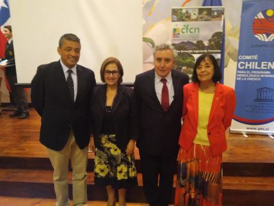 En la imagen el académico Roberto Pizarro, la Senadora Adriana Muñoz, el Rector Ennio Vivaldi y la Decana Carmen Luz de la Maza.