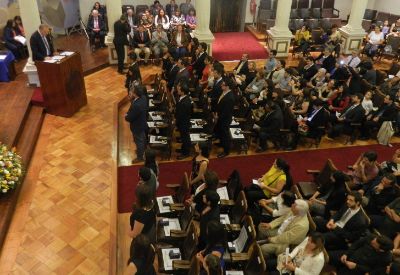 El juramento profesional fue tomado por el Vicedecano Dr. Juan Caldentey ante las autoridades de la Universidad y de la Facultad.