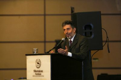 El Dr. Mauricio Calderón dictó la Conferencia Magistral "El estado de degradación de suelos en Chile".