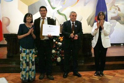 El Profesor Ricardo Olivares recibió el reconocimiento por parte del Rector Ennio Vivaldi, la Decana Carmen Luz de la Maza y la Vicerrectora de Asuntos Académicos, Dra. Rosa Devés.