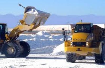 Las dos grandes empresas que están extrayendo el litio en Atacama son SQM, usando 1700 litros por segundo para sus salmueras y Albermarle, compañía de EEUU, que usa 442 litros por segundo.