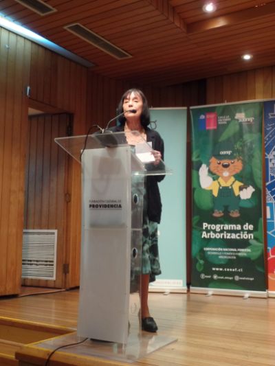 La Decana Carmen Luz de la Maza dio a conocer la labor de investigación que se realiza en la Facultad sobre arbolado urbano y los servicios ecosistémicos asociados.
