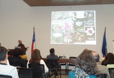 El Dr. Nicolás García, curador del herbario de CFCN, expuso sobre flora y vegetación de Chile.