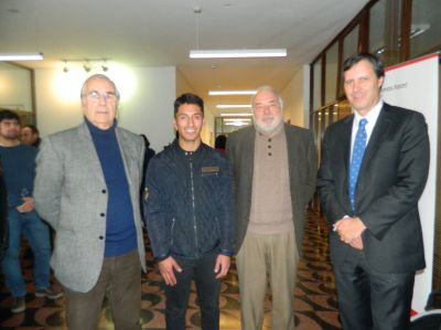 El Decano Mario Maino, junto con el becado Rafael Hernández, el Prof. Héctor Adarmes y Sugerente Sebastián Bunster.