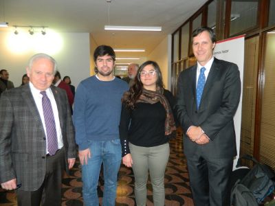 El Decano Roberto Neira junto al Subgerente de Santander y los dos becados de la Facultad de Cs. Agronómicas, Catalina Rojas y Sandro Carreño.
