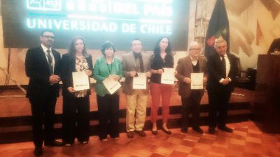 Jaime Campos y otros docentes siendo premiados en presencia del Rector Ennio Vivaldi