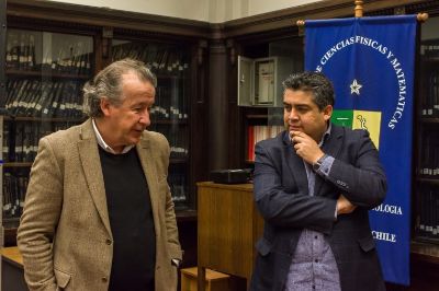El decano de la Facultad de Ciencias Físicas y Matemáticas de la Universidad de Chile, Francisco Martínez, junto al director de la Radio Universidad de Chile, Patricio López.