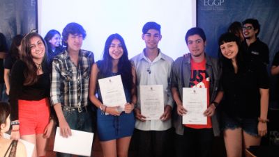 Al finalizar la Escuela de Verano, los estudiantes recibieron sus diplomas.