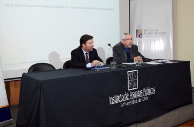 El Tesorero General de la República, Hernán Frigolett, y el profesor Jorge Castillo.