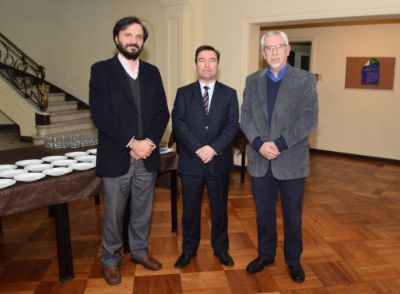 El Coordinador del Magíster en Gobierno y Gerencia Pública, Cristian Pliscoff, junto al Tesorero General de la República y el profesor Castillo.