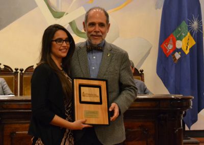 La estudiante Luz Moreno recibió un reconocimiento.