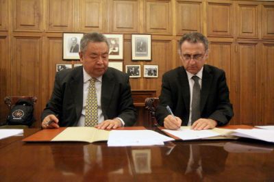 El Vicepresidente de la Academia China de Gobernanza, Chen Li, junto al Prorrector de la Universidad de Chile, Rafael Epstein.