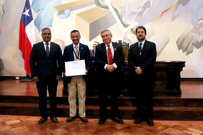 De izquierda a derecha, Ariel Ramírez, Director de la Escuela de Gobierno; Jaime Cancino, Secretario Docente; el Rector Ennio Vivaldi y el Vicerrector de Asuntos Económicos, Daniel Hojman.