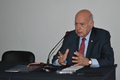 El senador Insulza se refirió a cómo la crisis económica perjudicó la estabilidad política en América Latina.